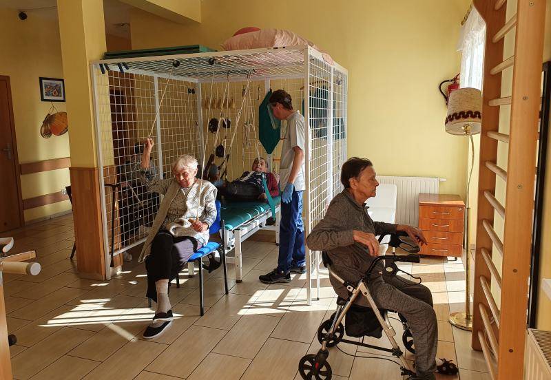Seniorzy w trakcie ćwiczeń rehabilitacyjnych